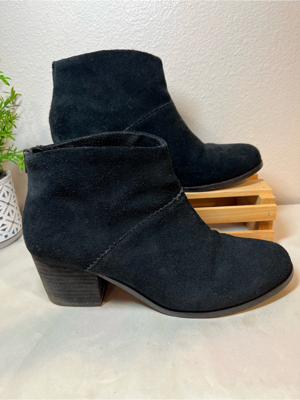 Toms “Leila” Black Suede Boots Ankle Booties | Low Stacked Heel | SZ 39